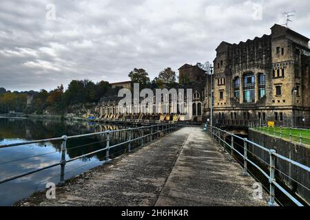 Trezzo d`Adda vor dem Wasserkraftwerk Taccani, Mailand, Italien. Stockfoto